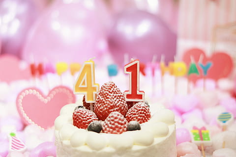 41 vela, pastís de maduixa, vela, pastís, postres, menjar, celebració, menjar dolç, cupcake, aniversari, gel, decoració, gourmet, festa - esdeveniment social, caramels, cap gent, color rosa, al forn, forma del cor, menjar i beguda, dia de Sant Valentí: vacances, dolç, esdeveniment, pastís d'aniversari, indulgència, regal, vacances - esdeveniment, caixa-contenidor, espelmes d'aniversari, 1080P, CC0, domini públic, lliure de regalies