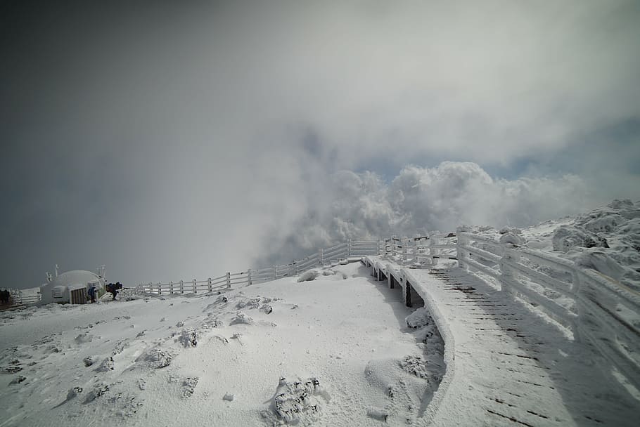 fotografia de paisatge, camí de neu, blanc, núvols, muntanya, superior, halla, neu, paisatge, hivern, muntanya de neu, al fred, muntanya d'hivern, escalada, naturalesa, fred - temperatura, a l'aire lliure, temporada, temperatura de fred, medi ambient, núvol - cel, cel, bellesa a la natura, escenics - natura, viatjar, tranquil·litat, escena tranquil·la, destinacions de viatge, cap gent, dia, boira, terra, muntanya nevada, 4K