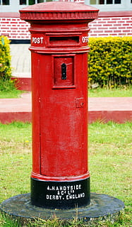 Inglese, casella postale, India, rosso, comunicazione, testo, sceneggiatura occidentale, cassetta postale, architettura, posta, nessuno, erba, pianta, casella di posta pubblica, giorno, struttura costruita, natura, corrispondenza, all'aperto, lettera, esterno dell'edificio, cabina telefonica, 5K, CC0, dominio pubblico, privo di copyright