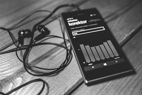 teléfono encendido, mostrando, música, igualada, pantalla, tecnología, móvil, teléfono, escuchando, conexión, comunicación, adentro, cultura de las artes y entretenimiento, cable, vista de alto ángulo, naturaleza muerta, nadie, tecnología inalámbrica, de cerca, mesa, texto, equipo, dispositivo de información portátil, escritura occidental, teléfono inteligente, auriculares, cable USB, equipo eléctrico, 5K, CC0, dominio público, libre de derechos