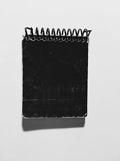 notebook, denní program, poznámky, studio shot, uvnitř, kopie prostor, stálý život, bílé pozadí, nikdo, detail, vystříhnout, Černá barva, kov, jeden objekt, přímo nad, vzor, vysoký úhel pohledu, tvar, design, pracovního nástroje, zařízení, spirála, 2K, CC0, veřejná doména, bez autorských práv