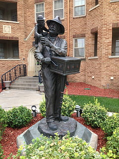 orgelkværn, abe, immigrant, statue, bronze statue, monument, senat hotel, Topeka, kansas, bygning udvendig, arkitektur, skulptur, menneskelig repræsentation, bygget struktur, dag, repræsentation, plante, mandlig lighed, vand, kreativitet, Kunst og håndværk, natur, stående, rigtige mennesker, bygning, udendørs, en person, kvindelig lighed, mursten, 2K, CC0, offentligt domæne, royaltyfrie