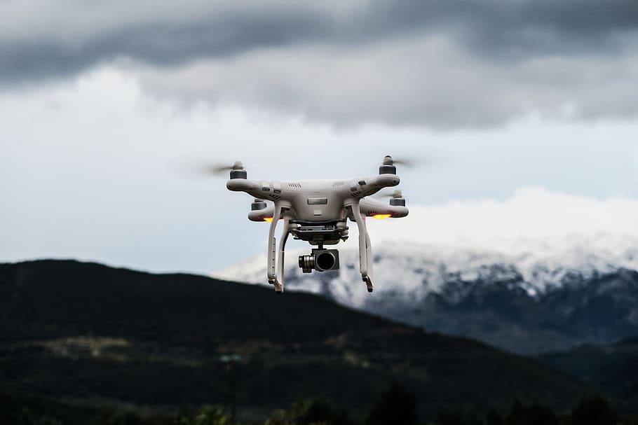 volant, blanc, drone quadcopter, durant el dia, dron fantasma dji, quadcopter, drone, cel, ennuvolat, dia, vol, volar, helicòpter, vehicle aeri, avió, tecnologia, transport, núvol - cel, hèlix, militar, mode de transport, a l'aire, muntanya, a l'aire lliure, vigilància, moviment, naturalesa, seguretat, càmera - equip fotogràfic, equipament de suports, temes de fotografia, cap gent, Serra, viatjar, ominós, germà gran - concepte orwelliano, 5K