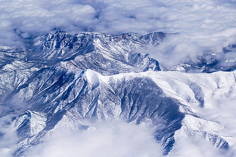 Antenne, Aussicht, Schnee, bedeckt, Berge, Foto, Berg, Wintersaison, Luftaufnahmen, tagsüber, Wolke, Winter, Eis, kalt, Natur, Blau, szenen, Gipfel, kalte Temperatur, Himmel, Landschaft, draußen, wolke - himmel, keine Leute, Gebirge, Gletscher, Weiß, weiße Farbe, Wetter, Szenen - Natur, Schönheit in der Natur, Tag, Nicht-städtische Szene, ruhige Szene, schneebedeckter Berg, Ruhe, Umgebung, extremes Wetter, 5K, CC0, gemeinfrei, lizenzfrei