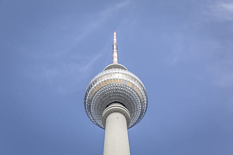 fotografia ad angolo basso, bianca, Torre, perla orientale, torre bianca, foto, giorno, torre della televisione - Berlino, alexanderplatz, torre delle comunicazioni, architettura, posto famoso, Berlino, cielo, blu, esterno dell'edificio, scena urbana, struttura costruita, città, Germania, comunicazione, destinazioni di viaggio, emittente, viaggio, alto - alto, Inquadratura dal basso, turismo, tecnologia, natura, nuvola - cielo, nessuno, all'aperto, guglia, comunicazioni globali, grattacielo, 5K, CC0, dominio pubblico, privo di copyright