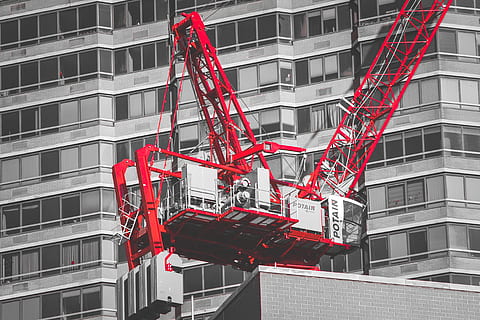 vermell, blanc, grua de construcció, construcció, grua, arquitectura, nyc, nova York, blanc i negre, edificis, exterior de l'edifici, estructura construïda, desenvolupament, grua - maquinària de construcció, indústria, maquinària, lloc de construcció, industria de la construcció, ciutat, edifici, concret, vista d’angle baix, ocupació, a l'aire lliure, cap gent, dia, maquinària de construcció, naturalesa, modern, equips de construcció, apartament, 5K, CC0, domini públic, lliure de regalies