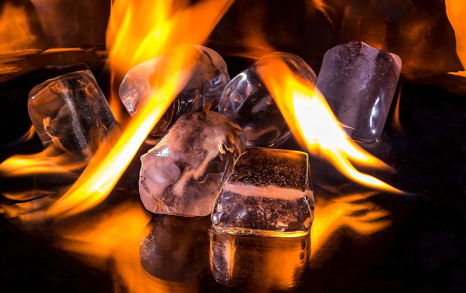 illustrazione di ghiaccio che brucia, cubetti di ghiaccio, fuoco, fiamma, bruciare, caldo, ghiacciato, fusione, brace, giallo, calore, raggiante, heiss, freddo, buio, mirroring, ardente, fuoco - fenomeno naturale, calore - temperatura, avvicinamento, colore arancione, nessuno, natura, cibo e bevande, movimento, fumo - struttura fisica, bere, in casa, rinfresco, legno - materiale, movimento sfocato, 4K