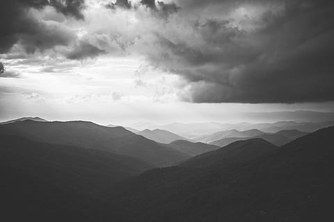 Berge, Weiß, Himmel, tagsüber, Graustufenfotografie, dick, Wolken, Gebirge, Wolke, Landschaft, Nebel, Berg, wolke - himmel, Szenen - Natur, Schönheit in der Natur, Umgebung, Ruhe, Natur, ruhige Szene, Nicht-städtische Szene, keine Leute, Fernbedienung, idyllisch, draußen, Tag, Silhouette, Gipfel, 5K, CC0, gemeinfrei, lizenzfrei