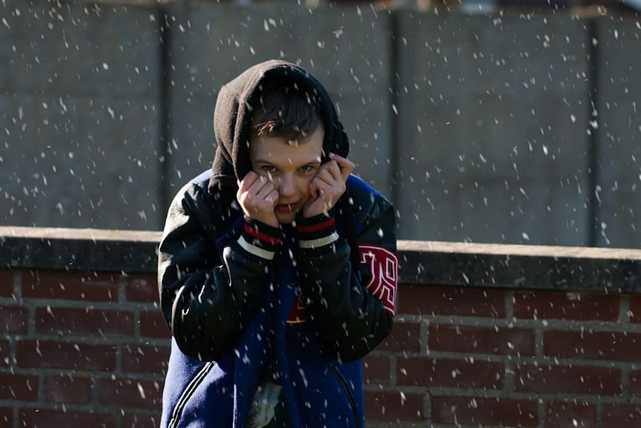 dreng, sne, vinter, kold, ungdom, legende, december, hat, ungdommelig, udendørs, vinterlandskab, ung, ze, tid, sæson, snefald, blød, fedt nok, mand, barn, rigtige mennesker, en person, våd, barndom, livsstil, fritidsaktivitet, sner, varme tøj, regn, kold temperatur, Kvinder, forfra, hanner, herrer, tøj, drenge, uskyld, mursten, 1080P