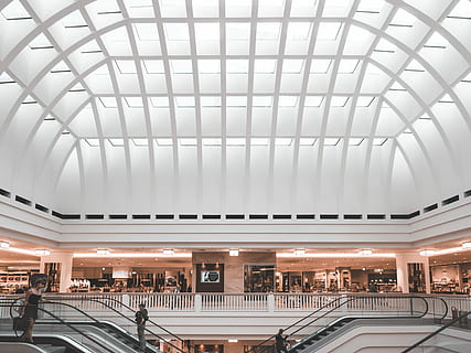 alb, construcție de dome, scalator, om, scară rulantă, interior, beton, clădire, arhitectură, model, proiecta, centru comercial, lucarnă, construită, modern, iluminat, în interior, transport, tavan, mijloc de transport, oameni apropiați, coloană arhitecturală, scaun, călătorie, echipamente de iluminat, oraș, Afaceri, destinații de călătorie, oameni, eleganţă, luxos, hol de intrare, stilul clasic, 4K, CC0, domeniu public, fără drepturi de autor