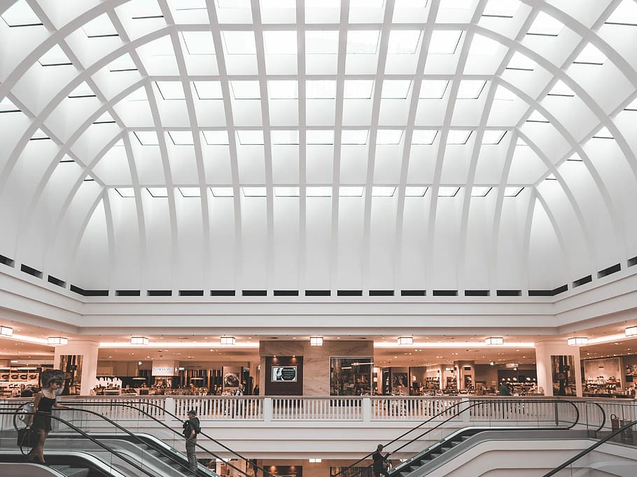 alb, construcție de dome, scalator, om, scară rulantă, interior, beton, clădire, arhitectură, model, proiecta, centru comercial, lucarnă, construită, modern, iluminat, în interior, transport, tavan, mijloc de transport, oameni apropiați, coloană arhitecturală, scaun, călătorie, echipamente de iluminat, oraș, Afaceri, destinații de călătorie, oameni, eleganţă, luxos, hol de intrare, stilul clasic, 4K