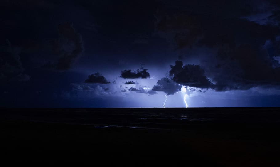 tronada durant la nit, llampec, tempestuós, núvols, llac, llamps, núvol, blau, cel, núvol - cel, tempesta, nit, signe, fosc, poder a la natura, senyal d'advertència, naturalesa, horitzó, poder, núvol de tempesta, comunicació, medi ambient, terra, bellesa a la natura, silueta, cap gent, horitzó sobre l’aigua, a l'aire lliure, ominós, 2K