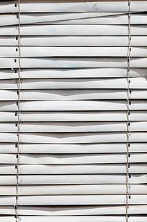lukkede persienner, hvide persienner, blind, mønster, geometriske, vindue, lukker, gået i stykker, Brugt, vindueblind, henfald, lukket, minimalisme, baggrund, minimal, Persiana, baggrunde, fuld ramme, ingen mennesker, gentagelse, tæt på, metal, sikkerhed, tekstureret, i en række, indendørs, beskyttelse, hvid farve, persienner, dag, jern, bestille, stor gruppe af objekter, jern - metal, 5K, CC0, offentligt domæne, royaltyfrie