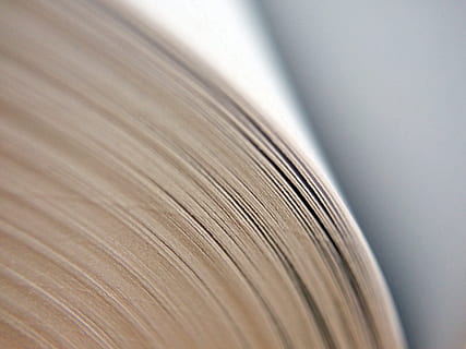 livre, école, macro, éduquer, lis, en train de lire, texte, bibliothèque, cahier de texte, éducation, fermer, personne, mise au point sélective, à l'intérieur, modèle, bois - matériau, abstrait, courbe, objet unique, La technologie, texturé, arrière-plans, nature morte, se concentrer sur le premier plan, industrie, Nourriture et boisson, plein cadre, super gros-plan, la nature, couleur argentée, 2K, CC0, domaine public, libre de droits