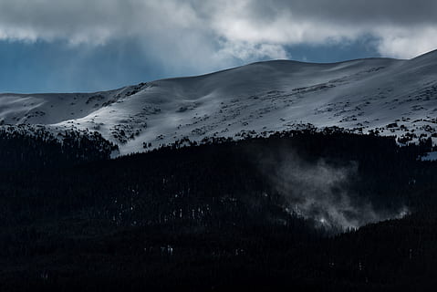fotografie, horské apls, sníh, pokryté, hora, během dne, kouř, Příroda, mrak - nebe, nebe, krajina, scén, scéna s oblaky, venku, nikdo, modrý, krása v přírodě, scenics - příroda, životní prostředí, studená teplota, klidné scény, klid, zimní, zasněžené hory, mimoměstské scény, pohoří, bouřka, 5K, CC0, veřejná doména, bez autorských práv
