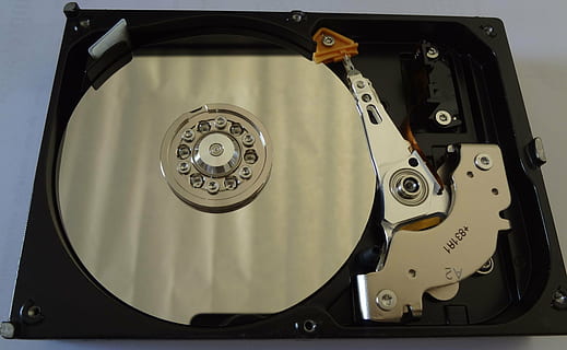 Černá, šedá, tvrdý, disk, hd, pevný disk, technologie, detail, uvnitř, sdělení, číslo, nikdo, zařízení, spojení, stroje, retro stylu, tvar, kov, stálý život, zaměřit se na popředí, elektrické zařízení, telefon, geometrický tvar, kruh, 4K, CC0, veřejná doména, bez autorských práv