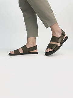 persona, nero, sandali velcro, indossare, paio, sandalo con la punta aperta alla caviglia, in piedi, dentro, bene, illuminato, camera, verde, scarpa, tacchi alti, donne, moda, piede umano, eleganza, gamba umana, femmine, persone, adulto, sandalo, sezione bassa, una persona, parte del corpo umano, sfondo bianco, parte del corpo, girato in studio, in casa, stili di vita, copia spazio, persone reali, capi di abbigliamento, arto umano, 4K, CC0, dominio pubblico, privo di copyright