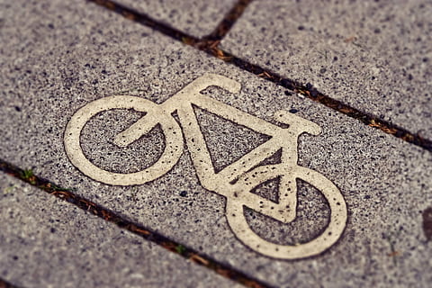 cykelsymbol, cykelsti, cykling, cyklister, vejskilte, Bemærk, Trafik, mærke, væk, cykel, symbol, vejskilt, vejmærkning, cykelsti tegn, bevægelse, cykel skilte, vej, ingen mennesker, høj vinkel visning, meddelelse, tæt på, dag, transportmidler, gade, sti, selektiv fokusering, skilt, udendørs, sten-, tekst, mønster, by, fortov, vejledning, sikkerhed, 4K, CC0, offentligt domæne, royaltyfrie