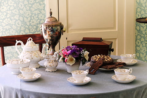 blanc, ceràmica, te, conjunt, tassa, taula, tetera, decoració, decoratiu, beure, cafè, begudes, calenta, cafeteria, al matí, esmorzar, menjar, aroma, plat, tassa de te, vintage, gust, menjar i beguda, flor, planta amb flors, cap gent, a l'interior, gerro, elegància, dolç, planta, te - beguda calenta, frescor, interior de casa, luxe, vaixella, beguda calenta, tè de tarda, antiguitat, 5K