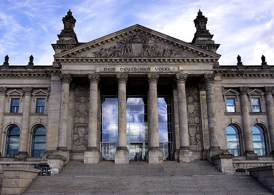 grigio, calcestruzzo, Museo, giorno, architettura, Berlino, costruzione, colonne, facciata, Germania, storico, pilastri, edificio del reichstag, colonna architettonica, destinazioni di viaggio, esterno dell'edificio, struttura costruita, turismo, cielo, viaggio, il passato, nuvola - cielo, storia, città, Inquadratura dal basso, natura, arte e artigianato, governo, colonnato, 5K