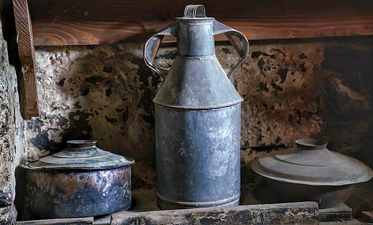mosteiro, cozinha, potes, ortodoxo, grego, meteora, Grécia, velho, metal, recipiente, dentro de casa, ninguém, abandonado, equipamento doméstico, ainda vida, oxidado, obsoleto, Antiguidade, dia, Utensílio de cozinha, cilindro, fechar-se, recurso de construção de parede, arquitetura, prateado colorido, 4K, CC0, domínio público, royalty free