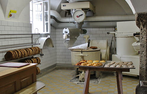 slapukai, pilka, nerūdijančio plieno, plieniniai padėklai, kepykla, namas, duona, kepti duoną, nostalgija, minkymo mašina, duonos pardavimas, salzburgas, duonos, maisto, patalpose, buitinė įranga, virtuvė, nėra žmonių, Maistas ir gėrimai, prietaisą, namų kambarys, dieną, lentelė, grindys, namai, nebuvimas, architektūra, Paruošimas, kriauklė, baldai, viryklė, natiurmortas, 2K, CC0, Viešasis domenas, nemokamai