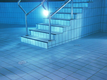hvid, grå, keramisk, fliser, svømning, pool stige, svømmepøl, stige, blå, bund, ren, klar, dyb, etage, væske, mønster, pool, spa, svømme, flise, undervands-, vand, våd, trappe, belysningsudstyr, skinnende, baggrunde, ingen mennesker, belyst, arkitektur, moderne, bygget struktur, gulve, glas - materiale, afspejling, by, form, design, indendørs, abstrakt, bygning, glødende, flisebelagt gulv, elektrisk lampe, turkisfarvet, kontorbygning udvendig, 4K, CC0, offentligt domæne, royaltyfrie