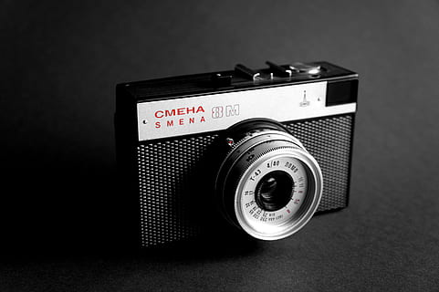 oud, camera, zwart wit, zwart, wit, zwart en wit, rood, Russisch, oubollig, retro gestileerd, enkel object, camera - fotografische apparatuur, fotografie thema's, technologie, binnenshuis, detailopname, studio opname, westers schrift, tekst, geen mensen, stilleven, lens - optisch instrument, zwarte achtergrond, communicatie, aantal, fotografische apparatuur, zwarte kleur, uitrusting, zilverkleurig, 5K, CC0, publiek domein, royaltyvrij