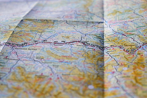 fotografia ravvicinata, carta geografica, selettivo, fotografia a fuoco, mappa, itinerario, Atla, autostrada, gesso, Colorado, Vail, stato unito, frisco, Silverthorne, aquila, avon, primavera glenwood, stazione sciistica, montagna, viaggio, guida, direzione, destinazioni di viaggio, nessuno, avvicinamento, esplorazione, messa a fuoco selettiva, primo piano estremo, scoperta, fotogramma intero, vecchio, mappa del mondo, geografia fisica, viaggio su strada, vacanza, in casa, ricerca, 5K, CC0, dominio pubblico, privo di copyright