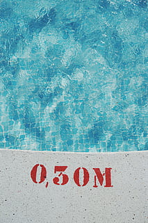 grigio, calcestruzzo, piscina, 0,30 metri, piscina interrata, blu, lettere, acqua, tipografia, struttura, estate, vacanze, nessuno, cartello, spiaggia, all'aperto, color turchese, testo, giorno, sceneggiatura occidentale, comunicazione, bordo piscina, natura, caratteristica della parete, lettera maiuscola, vista dall'alto, informazione, rosso, Messaggio, ai margini di, 5K, CC0, dominio pubblico, privo di copyright