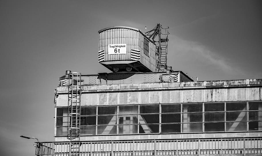 grijswaardenfotografie, bouwstructuur, industrie, kraan, technologie, architectuur, ingebouwde structuur, buitenkant van het gebouw, lage hoekweergave, traliewerk, hemel, geen mensen, dag, natuur, gebouw, communicatie, buitenshuis, stad, toren, veiligheid, bescherming, reisbestemmingen, wolk - lucht, 5K