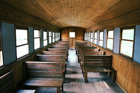foto, Marrone, di legno, sedie, dentro, camera, treno, allenarsi dentro, la vecchia, classico, legna, lago, inverno, libro, solitudine, antico, rompere, natura, ma, 터, vecchio, C'era una volta, credo, paesaggio, questa stella, pista, pausa, viaggio, oggetti di scena, in casa, architettura, legno - materiale, giorno, vuoto, nessuno, finestra, direzione, la strada davanti, struttura costruita, assenza, ringhiera, scala, soffitto, luce del sole, gradini e scale, di fila, prospettiva decrescente, 4K, CC0, dominio pubblico, privo di copyright