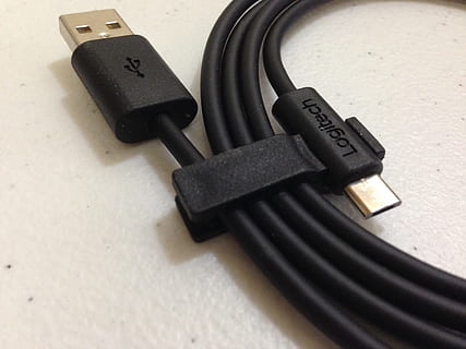 nero, cavo logitech usb, USB, cavo, tecnologia, connessione, Rete, attrezzatura, computer, cordone, spina, connettore, informatica, trasferimento, colore nero, nessuno, avvicinamento, in casa, giorno, vista dall'alto, natura morta, comunicazione, cavo USB, tavolo, musica, tecnologia wireless, cuffie, singolo oggetto, testo, elettricità, cultura artistica e intrattenimento, materiale elettrico, 2K, CC0, dominio pubblico, privo di copyright