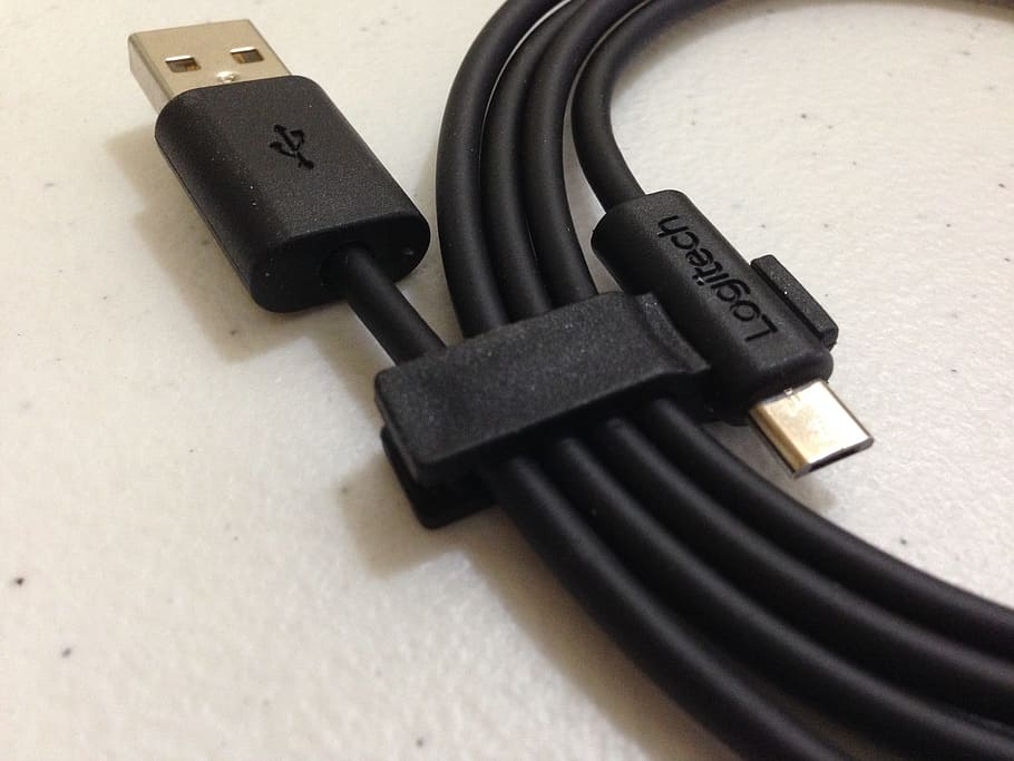 negre, cable usb logitech, usb, cable, tecnologia, connexió, xarxa, equipament, ordinador, corda, endoll, connector, informàtica, transferència, color negre, cap gent, primer pla, a l'interior, dia, vista d’angle alt, natura morta, comunicació, cable usb, taula, música, tecnologia sense fils, auriculars, sol objecte, text, electricitat, cultura i entreteniment artístic, equipament elèctric, 2K