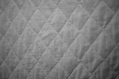 beddesprei, steun, geruit, patroon, kleding stof, isolatie, beddegoed, achtergronden, getextureerde, volledig kader, geen mensen, detailopname, ontwerp, muur - bouwfunctie, vorm, abstract, architectuur, getextureerd effect, materiaal, geometrische vorm, herhaling, binnenshuis, kopie ruimte, textiel, ingebouwde structuur, abstracte achtergronden, plafond, 4K, CC0, publiek domein, royaltyvrij