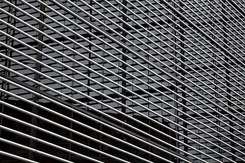 arquitectònic, fotografia, alt, edifici de pujada, fotografia arquitectònica, edifici de gran alçada, resum, arquitectura, fons, edifici, negocis, construcció, disseny, futurista, geomètric, línies, metall, modern, oficina, patró, perspectiva, forma, acer, estructura, urbà, textura, marc complet, cap gent, primer pla, repetició, estructura construïda, vista d’angle baix, dia, a l'interior, quadrícula, llum solar, seguretat, sostre, 5K, CC0, domini públic, lliure de regalies