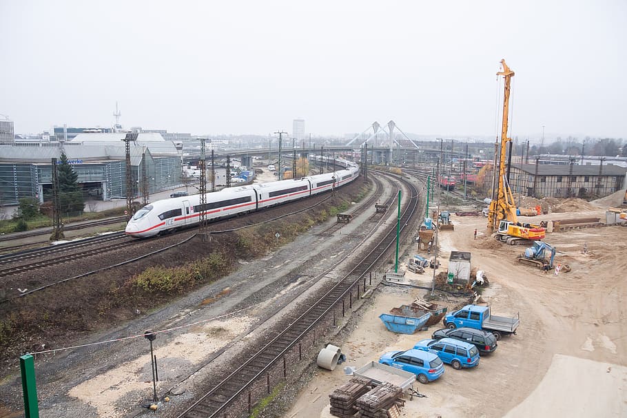 treball de construcció, tecnologia, lloc, construir, metall, maquinària de construcció, vehicles, tren, trasse, projecte, Stuttgart, ulm, gel, boira, vies del ferrocarril, transport, indústria, mode de transport, industria de la construcció, estació, tren - vehicle, estructura construïda, dia, transport de mercaderies, manera de transport, arquitectura, vista d’angle alt, cel, naturalesa, cap gent, a l'aire lliure, aigua, ciutat, vehicle terrestre, exterior de l'edifici, transport per ferrocarril, maquinària, carretera, automòbil, 4K