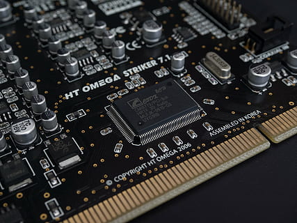 sort, ht, omega, angriber, 7.1, bundkort, elektroniske anordninger, chip, hukommelse, højteknologisk, teknologi, computer, tæt på, udstyr, elektronikindustrien, computerchip, kredsløbsplade, ingen mennesker, indendørs, kompleksitet, forbindelse, industri, computer del, fuld ramme, computerudstyr, meddelelse, selektiv fokusering, sort farve, musik, elektrisk komponent, elektrisk udstyr, 4K, CC0, offentligt domæne, royaltyfrie