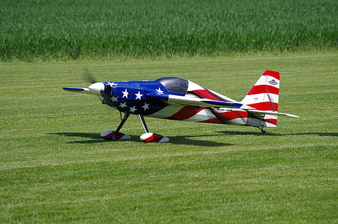 fly, landing, model, græs, grøn farve, udendørs, kampfly, sport, plante, Mark, jord, luftfartøj, natur, dag, sollys, transportform, transportmidler, ingen mennesker, skygge, vækst, flag, bevægelse, på farten, 4K, CC0, offentligt domæne, royaltyfrie