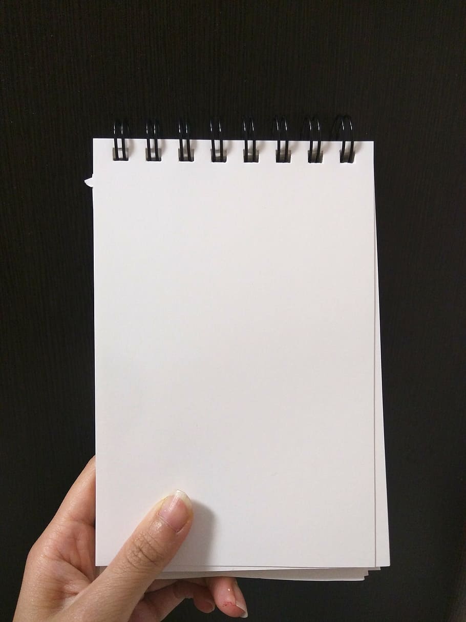 paper imprès blanc, mà, nota, memo, avió, llibre d'esbossos, blanc, paper, en blanc, còpia espai, mà humana, part del cos humà, buit, celebració, tir de l'estudi, adult, gent, una persona, perspectiva personal, part del cos, Color blanc, dit, dit humà, a l'interior, persona irreconeixible, primer pla, persones reals, comunicació, fer llistes, 4K