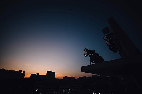 silhuet foto, bygninger, to, sort, indrammet, udendørs, lys, sol, måne, nat, aften, solnedgang, tech, silhuet, teknologi, skyline, himmel, arkitektur, bygget struktur, bygning udvendig, by, natur, lav vinkel visning, bygning, sikkerhed, ingen mennesker, skumring, beskyttelse, bybilledet, skyskraber, 5K, CC0, offentligt domæne, royaltyfrie