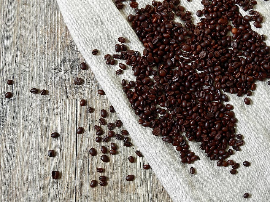 Kaffee, Kaffeebohnen, Bohnen, Koffein, geröstet, getränke, heisses Getränk, Getränk, Essen und Trinken, keine Leute, Nahansicht, Lebensmittel, drinnen, Frische, Tag, große gruppe von gegenständen, Tabelle, Stillleben, geröstete Kaffeebohne, Fülle, High Angle View, braun, gesundes Essen, Holz - Material, Samen, Wohlbefinden, Kaffee trinken, getrocknetes Essen, 4K