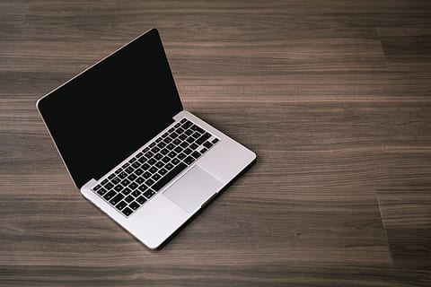 MacBook, Profi, gedreht, Apfel, Computer, Verbindung, Anzeige, Ausrüstung, Internet, Tastatur, Laptop, Macbook Pro, modern, Papier-, Bildschirm, Tabelle, Technologie, abschalten, Holz, Holzboden, kabellose Technologie, Kommunikation, Holz - Material, kopieren sie platz, drinnen, keine Leute, Portabilität, High Angle View, einzelnes Objekt, Computerausrüstung, tragbares Informationsgerät, Einfachheit, Muster, silberfarben, leer, Computerschlüssel, 5K, CC0, gemeinfrei, lizenzfrei