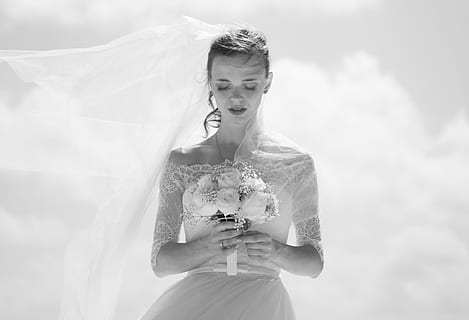 Graustufenbild, Braut, halten, Blumenstrauß, Graustufenfoto, Frau, Blumen, Portraitfotografie, Hochzeitskleid, Strauß, Hochzeit, verheiratet, Liebe, draußen, Feier, Kleid, Menschen, Romantik, Ehefrau, lächelnd, frisch verheiratet, Erwachsene, Eleganz, Tag, kaukasischer Abstammung, Glück, Schönheit, nur für Erwachsene, eine Person, junger Erwachsener, Vorderansicht, Veranstaltung, Schleier, Emotion, Lebensereignisse, Frauen, Taille hoch, schöne Frau, 1080P, CC0, gemeinfrei, lizenzfrei