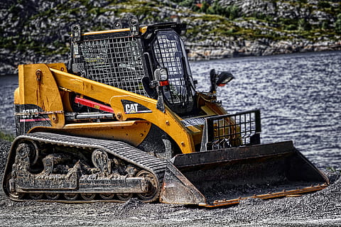 detailní, fotografie, hnědý, housenka smykem nakladač, bagr, stroj, stroje, konstrukce, buldozer, budova, průmyslový, těžký, inženýrství, průmysl, housenka, přeprava, způsob dopravy, den, voda, nikdo, pozemního vozidla, Příroda, zaměřit se na popředí, venku, námořní plavidlo, žlutá, stavební průmysl, opuštěný, zemní stroj, dřevo - materiál, staveniště, stavební stroje, stavební stroj, poškozen, 5K, CC0, veřejná doména, bez autorských práv