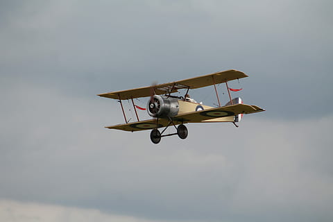 pis dúplex, avions, oldtimer, hèlix, pla de l'hèlix, vell, volar, flyer, volant, transport, vehicle aeri, avió, indústria aeroespacial, a l'aire, manera de transport, cel, moviment, en moviment, núvol - cel, naturalesa, cap gent, sol objecte, dia, vista d’angle baix, militar, avió militar, avió de combat, 4K, CC0, domini públic, lliure de regalies