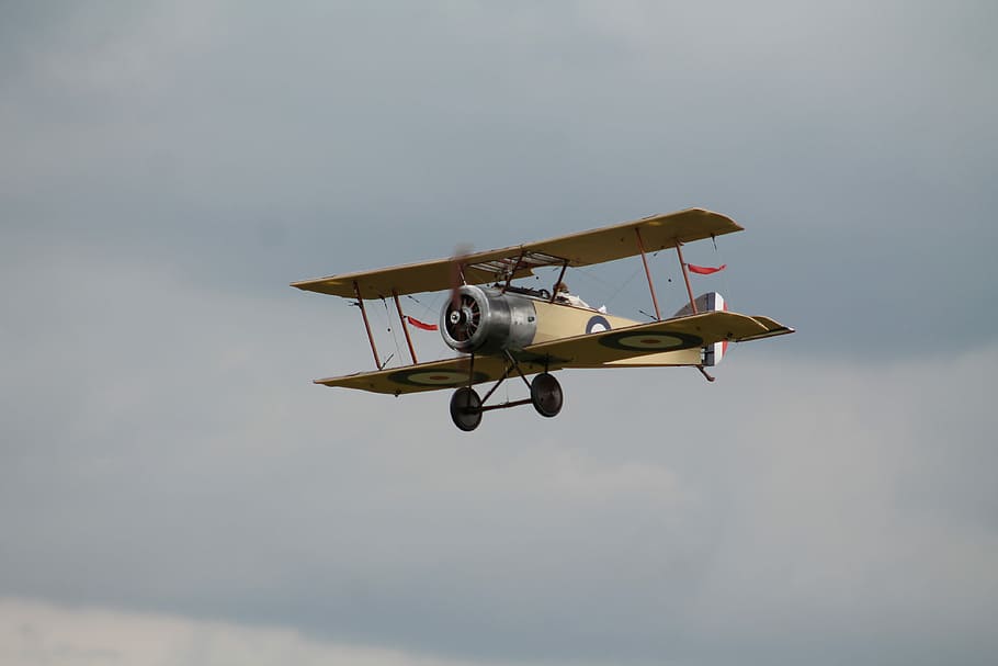 pis dúplex, avions, oldtimer, hèlix, pla de l'hèlix, vell, volar, flyer, volant, transport, vehicle aeri, avió, indústria aeroespacial, a l'aire, manera de transport, cel, moviment, en moviment, núvol - cel, naturalesa, cap gent, sol objecte, dia, vista d’angle baix, militar, avió militar, avió de combat, 4K