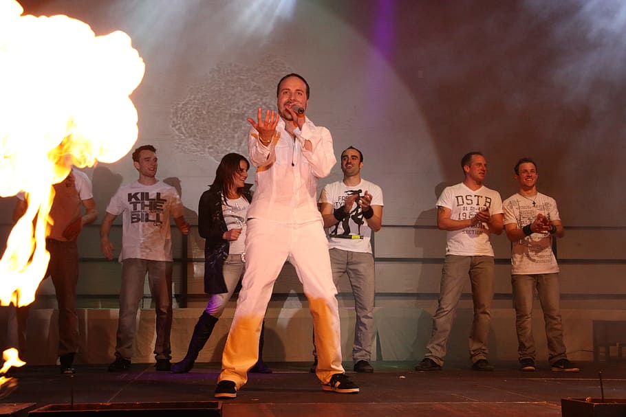 cantant, home, espectacle, etapa, cançó, cantar, música, Tommy fresc, gira, en viu, humor, longitud completa, grup de persones, homes, adult, mascles, nit, dones, adult jove, dones joves, unió, home jove, femelles, de peu, multitud, felicitat, emoció, adult madur, mig adult, homes madurs, 4K