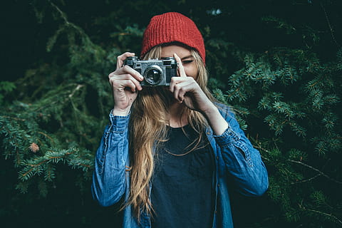 selektiv, fokus fotografie, Frau, tragen, Blau, Jeansjacke, halten, grau, Filmkamera, nehmen, Bild, selektiver Fokus, Fotografie, blauer Jeansstoff, Kamera - Fotoausrüstung, Fotograf, Fotografieren, Hobbys, Menschen, eine Person, Frauen, suchen, kaukasischer Abstammung, Fotografie-Themen, Erwachsene, draußen, junger Erwachsener, Natur, altmodisch, Stehen, Technologie, Aktivität, Baum, Wald, Porträt, junge Frau, Kopfschuss, Lebensstile, Freizeitbeschäftigung, Pflanze, Frisur, schöne Frau, 5K, CC0, gemeinfrei, lizenzfrei