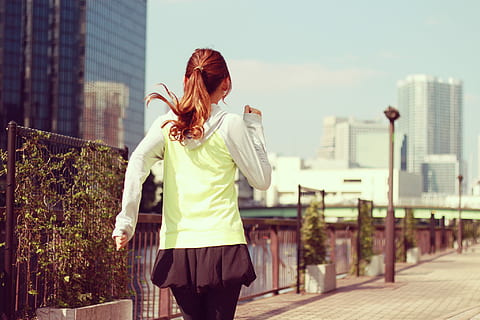 fille, portant, vert, Haut, fonctionnement, femmes, en plein air, ville, une personne, scène urbaine, les femelles, personnes, le jogging, modes de vie, adulte, la vie en ville, paysage urbain, mode de vie sain, ethnie caucasienne, jeune adulte, gratte ciel, faire de l'exercice, pont - structure artificielle, horizon urbain, quartier du centre-ville, une seule femme, Des femmes seulement, roux, Seulment les adultes, architecture, extérieur du bâtiment, structure construite, Vrais gens, trois quarts, permanent, se concentrer sur le premier plan, Activité de loisir, Vêtements décontractés, jeune femme, journée, vue arrière, coiffure, extérieur d'immeuble de bureaux, belle femme, 1080P, CC0, domaine public, libre de droits